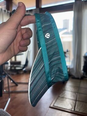 Lululemon Running Visor Teal/Aqua one size VGUC.

Sleek, effortless, on-the-go